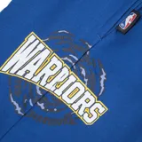 Short deportivo negro con cintura elástica ajustable con cordón, ribete rojo en el ruedo y logos estampados de los Chicago Bulls.