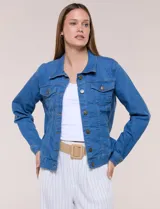 Campera de jean azul, marca Dash, con cuello solapa, cierre frontal de botones metálicos y bolsillos aplicados en el pecho.