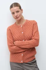 Cardigan de punto color verde oscuro con diseño de textura de rombos, cuello redondo y cierre frontal con botones a tono.