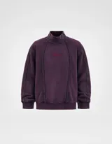 Buzo de cuello alto con efecto de lavado stone wash en color vino. Presenta costuras verticales decorativas en el frente y bordado de la marca en el pecho.