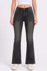 Pantalon jean de tiro medio con corte recto y acabado lavado en color gris oscuro.