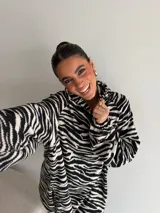 Canguro de viscosa con estampado animal print tipo cebra en blanco y negro, con capucha y diseño holgado.