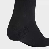 Pack de tres pares de medias Adidas de caña media, color negro con las icónicas tres tiras blancas en la parte superior y logo de la marca en la puntera.