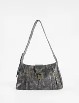Cartera de hombro de cuero vegano con efecto gastado, color gris oscuro. Presenta un diseño estructurado con correas decorativas verticales, hebillas metálicas y ojales metálicos. Incluye un cierre central con herraje tipo mosquetón y una correa de hombro ajustable.