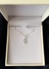 Cadena de plata 925 con dije de topacio azul en forma de gota con esferas.
