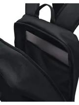 Mochila Under Armour negra con logo en el frente, múltiples bolsillos y correas ajustables. Fabricada con materiales resistentes al agua.