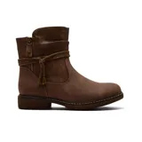 Bota corta de estilo casual color marrón, con textura grabada en la parte superior de la caña y detalle de cordón decorativo anudado alrededor del tobillo. Cuenta con cierre lateral y suela plana con costuras visibles.