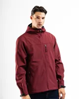 Campera softshell color bordó con capucha, cierre frontal y bolsillos con cierre.