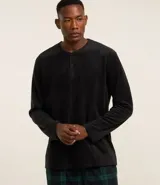 Camisa de pijama de manga larga confeccionada en tejido plush color negro, con cuello redondo y cierre frontal parcial con botones.