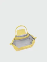 Bolso tote grande de diseño estructurado, color bordó, con doble asa larga y solapa frontal con cierre de botón a presión.