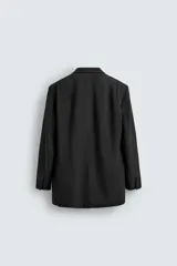 Blazer de corte relajado confeccionado en una mezcla de viscosa y lino. Presenta cuello con solapas de muesca, cierre frontal de tres botones, bolsillo de vivo en el pecho y tres bolsillos con solapa en la cadera. Incluye aberturas en la espalda y medio forro interior.