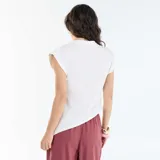 Camiseta sin mangas de color blanco, con cuello alto y diseño asimétrico de corte fluido.