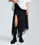 Pollera midi de tul color negro con caída fluida, transparencia sutil y abertura frontal con detalle de encaje. Presenta cintura ajustada y forro interior.