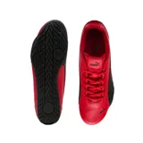 Championes Puma modelo Catch, de diseño deportivo en color rojo con detalles en negro, incluyendo la franja característica de la marca en el lateral y el logo en la puntera.