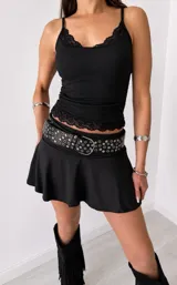 Minifalda negra de corte acampanado con vuelo.