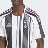 Camiseta de fútbol Adidas del Juventus F.C., modelo Home Jersey temporada 25/26, para hombre. Diseño a rayas verticales blancas y negras con detalles en rosa en cuello, mangas y hombros.