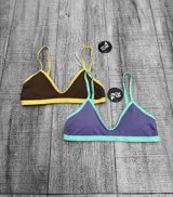 Corpiño de bikini triangular con tirantes finos, en combinación de marrón y amarillo.