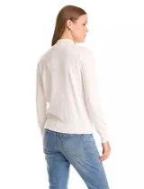 Buzo de tejido de punto color beige, con cuello alto y mangas largas. Presenta un diseño de calce ajustado con puños y ruedo acanalados.