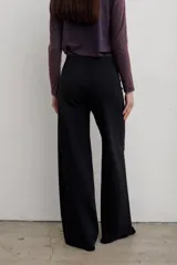 Pantalón de corte semi oxford confeccionado en tejido punto roma, con cintura elástica.