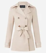 Buzo femenino modelo trench coat, confeccionado en poliéster con detalles acetinados. Posee cuello solapa, cierre delantero con 6 botones matizados y lazo con faixa pespontada.