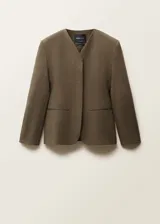 Blazer color marrón con cuello de pico, manga larga con efecto globo, cierre frontal con un botón, dos bolsillos laterales y abertura posterior en el bajo.
