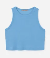 Musculosa básica celeste de corte cropped confeccionada en tejido acanalado de viscosa, con cuello redondo y diseño ajustado.