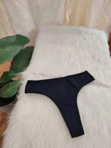 Vedetina de algodón color negro, corte clásico.