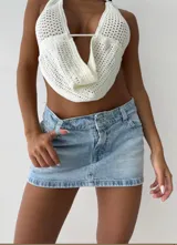 Minifalda de jean celeste con lavado claro y tiro bajo.