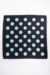 Bandana de poliéster negra con estampado de lunares celestes.