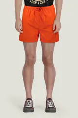 Short de baño naranja con cintura elástica y cordón ajustable.