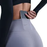 Biker shorts deportivos de tiro alto con bolsillos laterales integrados, confeccionados en tejido elástico de alto rendimiento.