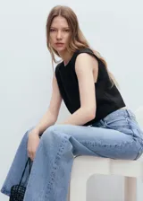Top crop negro sin mangas, confeccionado en 100% lino, con cuello redondo y tirantes anchos.