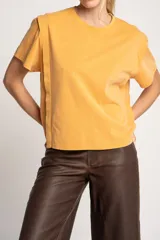 Remera de algodón de corte recto y calce al cuerpo, con cuello redondo y mangas cortas.