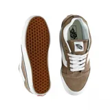 Zapatilla Vans Knu Skool, color marrón topo con detalles en blanco. Presenta una silueta inspirada en el Old Skool, con lengüeta y cuello acolchados, y la icónica banda lateral (Sidestripe) en cuero blanco. La suela es gruesa y blanca con una línea negra delgada que la rodea.