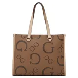 Cartera tipo tote bag Guess modelo Jackie, de color marrón con estampado monograma de la marca, asas y ribetes en tono tostado y placa metálica triangular con el logo en el frente.