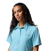 Camisa de manga corta Columbia modelo Tamiami II SS Shirt, color celeste, con cierre frontal de botones, cuello clásico y tecnología de protección solar y absorción de humedad.