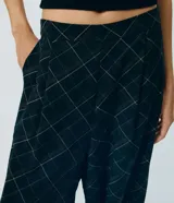Pantalón aladín de viscosa negro con estampado de cuadros y diseño abombachado con puños ajustados en los tobillos.