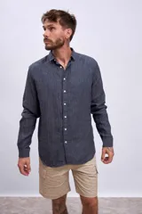 Camisa de manga larga para hombre, con cuello clásico y botones frontales. Presenta un estampado de rayas verticales finas en tonos azul claro y blanco.