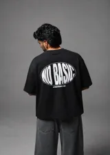 Remera boxy fit negra de algodón premium, de manga corta, con diseño amplio y detalle de logo estampado en el sector inferior trasero.