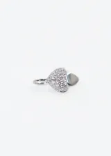 Ear cuff plateado con forma de corazón cubierto de circonitas.
