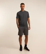 Remera deportiva de manga corta con cuello redondo, confeccionada en tejido técnico con tecnología Dry para mayor transpirabilidad y evaporación del sudor. Presenta un diseño básico con detalles reflectantes.
