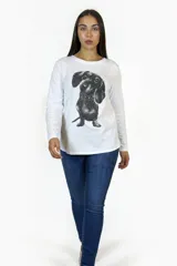 Remera de manga larga color blanco con estampado frontal de un perro salchicha en tonos grises y negros. Presenta un corte recto y cuello redondo.