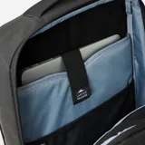 Mochila Rip Curl modelo F-Light Slim de 18 litros, color negro. Cuenta con compartimento principal con cierre, bolsillo frontal con cierre, bolsillo forrado en polar para gafas, portabotellas externo y espacio para laptop de 13 pulgadas.