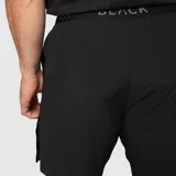 Short deportivo negro de secado rápido, con cintura elástica, cordón ajustable y aperturas laterales.