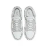 Championes Nike Dunk Low Retro, modelo de corte bajo con diseño bicolor en blanco y gris claro. Confeccionados con paneles de cuero, presentan el icónico swoosh lateral y suela de goma con patrón de tracción circular.