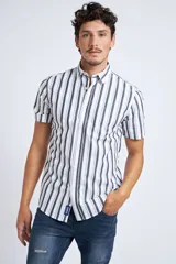 Camisa de corte slim fit con estampado de cuadros en tonos rojos, azules, blancos y negros. Presenta cuello clásico, cierre frontal abotonado y logo bordado en el pecho.