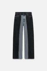 Pantalón de jean de tiro alto con diseño de bloques de color en negro y gris. Cuenta con cinco bolsillos, cierre frontal con cremallera y botón metálico.