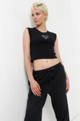 Babucha deportiva de corte holgado, color negro, con cintura elástica ajustable mediante cordones y puños elásticos en los tobillos. Cuenta con bolsillos laterales.