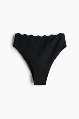 Vedetina de bikini tiro alto color negro, con borde superior festoneado y diseño completamente forrado.