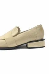 Mocasín color beige de cuero, con capellada, forro y plantilla 100% cuero.